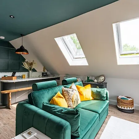 Stylish One Bedroom Cotswold Coach House Tetbury Exterior photo